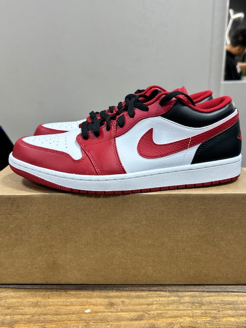 Jordan 1 Low Bulls - Size 11 (Pre-Owned - Replacement Box)
