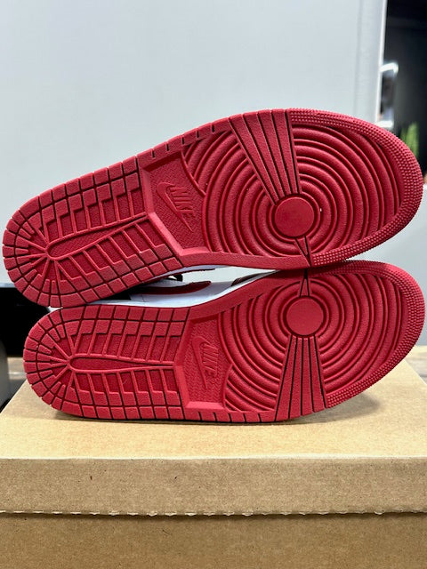 Jordan 1 Low Bulls - Size 11 (Pre-Owned - Replacement Box)