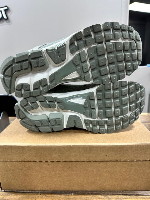 Nike Zoom Vomero 5 Dark Stucco - Size 11 (New - Replacement Box)