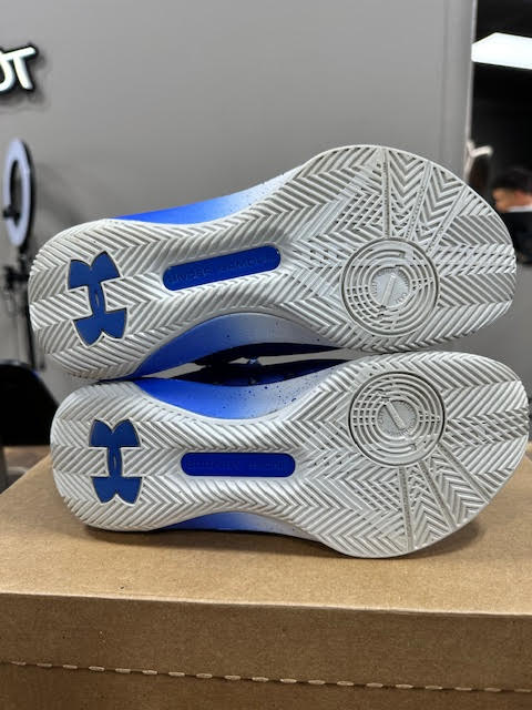 Under Armour Stephen Curry 3zero - Size 4Y (Pre-Owned - Replacement Box)