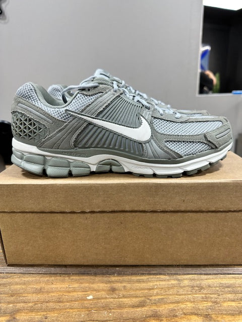 Nike Zoom Vomero 5 Dark Stucco - Size 11 (New - Replacement Box)